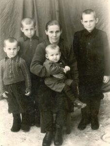 Панова (Куканова) Зинаида Николаевна с сыновьями